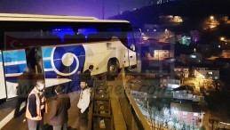 Yolcu Otobüsü Bariyerlerde Asılı Kaldı