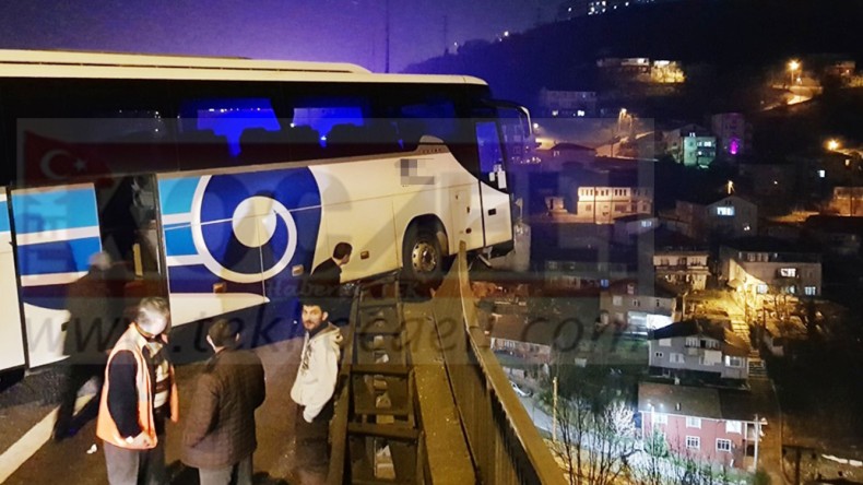 Yolcu Otobüsü Bariyerlerde Asılı Kaldı