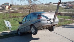 Otomobil Havada Asılı Kaldı; Yaralı Var