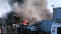Fabrikada Korkunç Yangın; Patlamalar Oldu