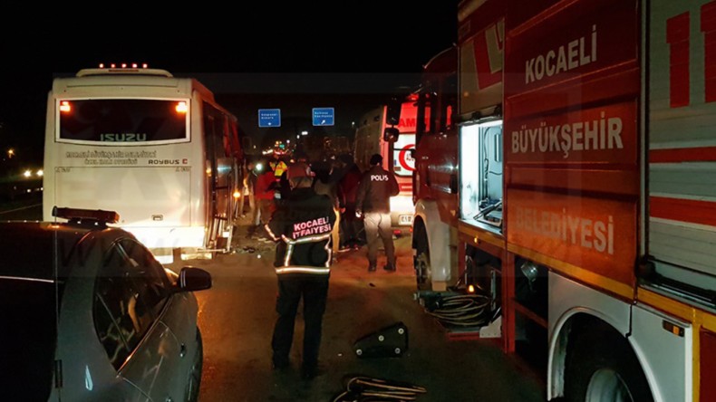 Halk Otobüsü TIR’la Çarpıştı; Yaralılar Var