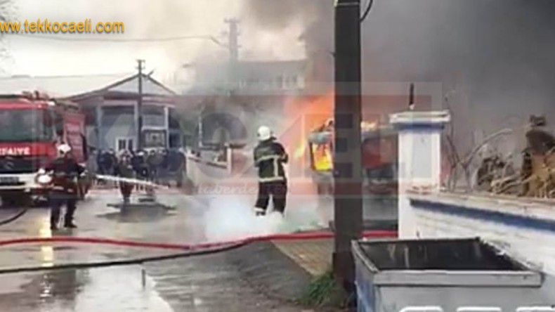 Park Halindeki Otomobil Alev Aldı