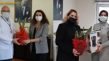 Sağlık Emekçilerine Kahve ve Çiçekli Kutlama