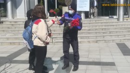 İzmit’te Kadınlara Çiçek Hediye Edildi