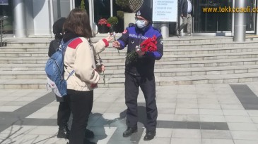 İzmit’te Kadınlara Çiçek Hediye Edildi