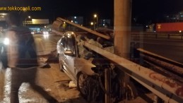 Otomobil Bariyerlere Saplandı; Yaralılar Var