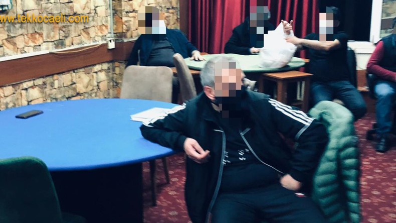 Yasakta Kahvede Basıldılar