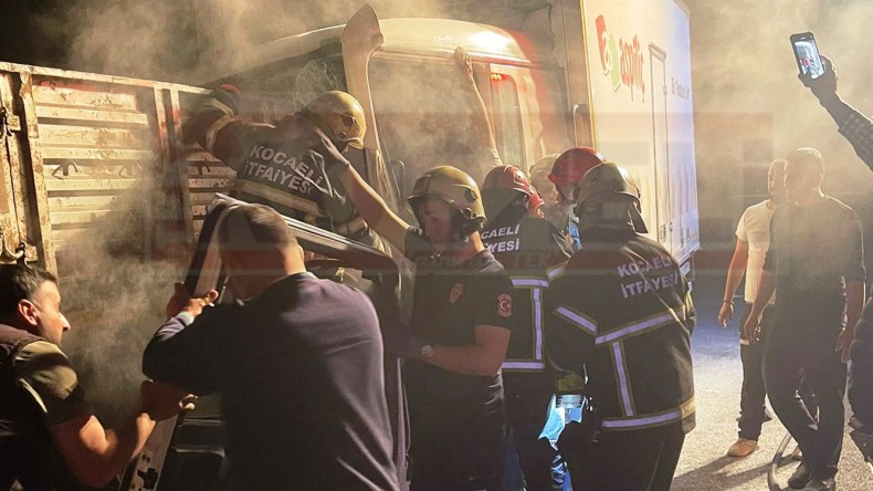 Kontrolü Kaybeden Kamyonet Sürücüsü TIR’a Çarptı