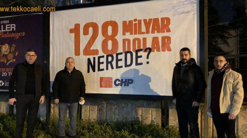CHP, İzmit’i Bu Afişlerle Donattı