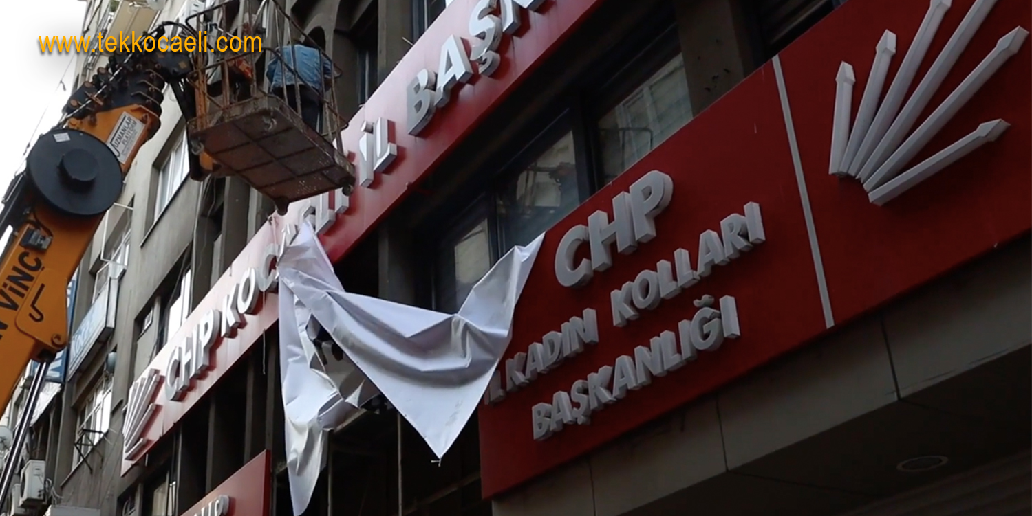 CHP Parti Binasındaki Afişler de İndirildi