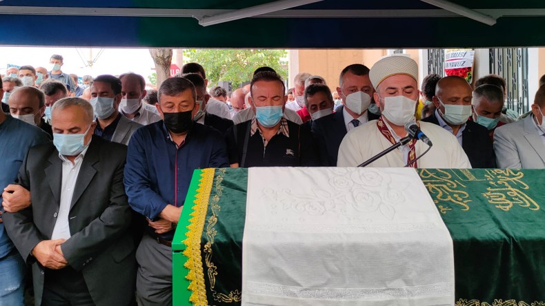 Hüseyin Üzülmez Dualarla Toprağa Verildi