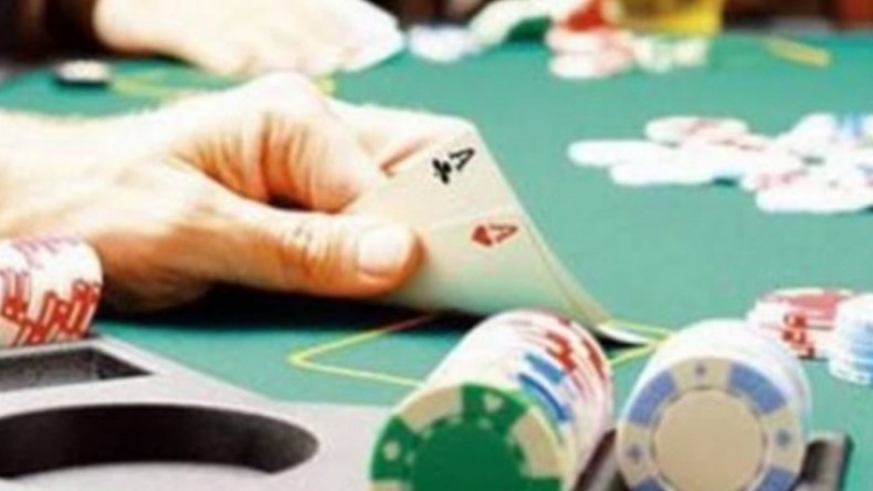 Parayı Almak İçin Polisin Elini Isırdı