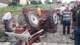 Sürücü Devrilen Traktörün Altında Kaldı