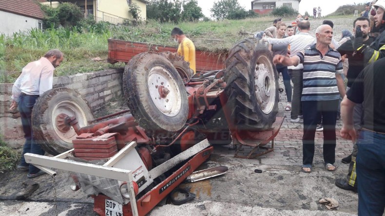 Sürücü Devrilen Traktörün Altında Kaldı