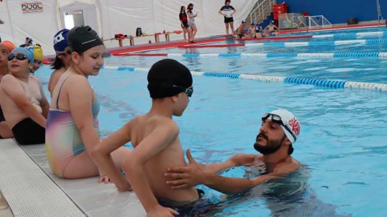 İzmitli Çocuklar Yüzme Öğrenecek; Hem de Ücretsiz…