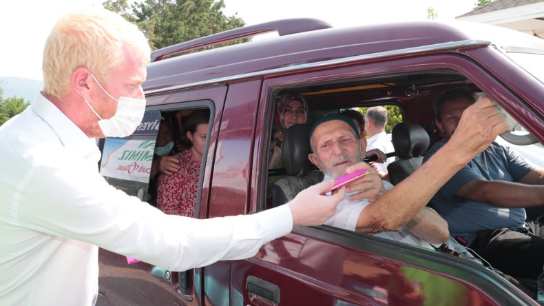 İzmit Belediyesi Mezarlıklarda Yasin-i Şerif ve Çiçek Dağıttı