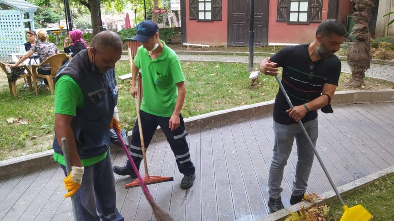 İzmit’te Amir İşçilerle Birlikte Temizlik Yapıyor