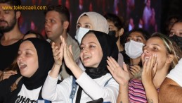 İzmitliler Kent Meydanına Akın Etti