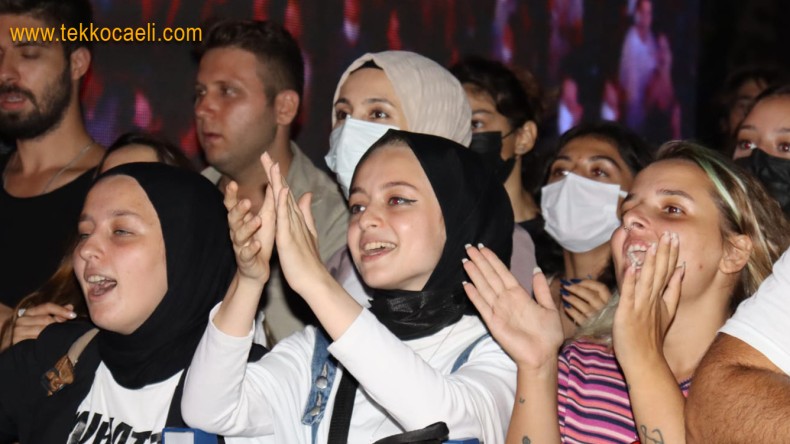 İzmitliler Kent Meydanına Akın Etti