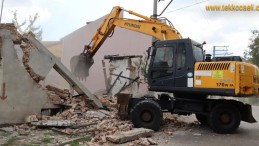 Akmeşe’deki Metruk Bina Yıkıldı