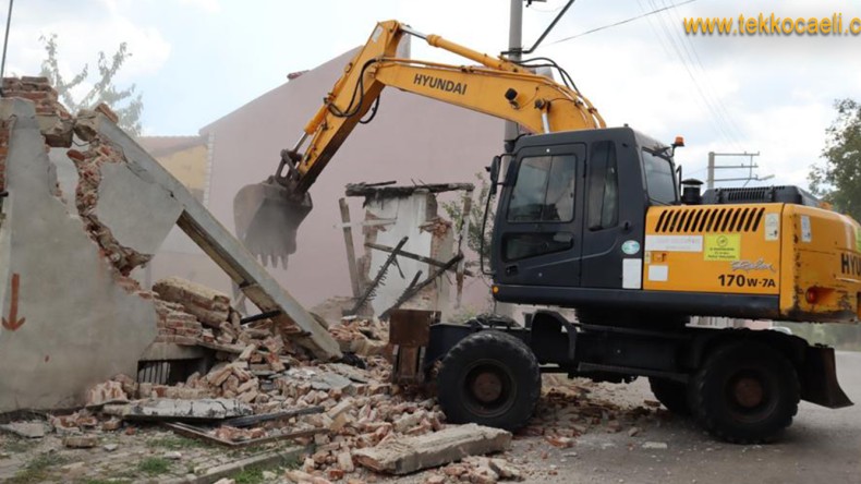Akmeşe’deki Metruk Bina Yıkıldı