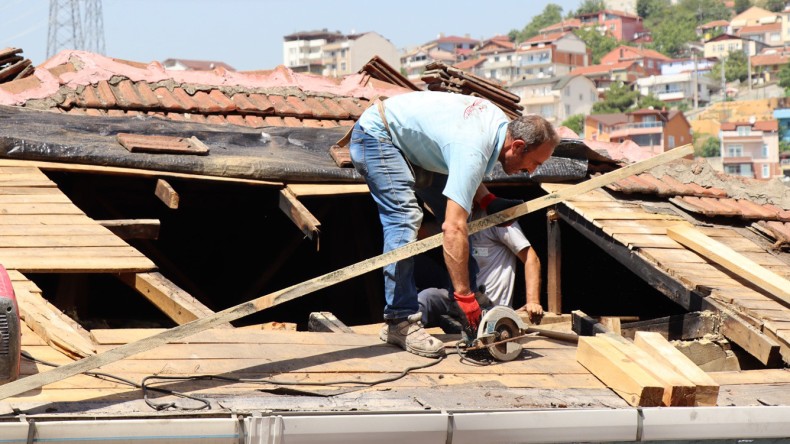İzmit Belediyesi, Evi Yanan Ailenin Yardımına Koştu