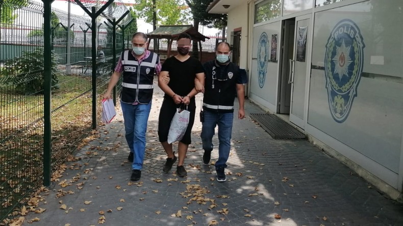 Camilere Dadanan Hırsız Yakalandı