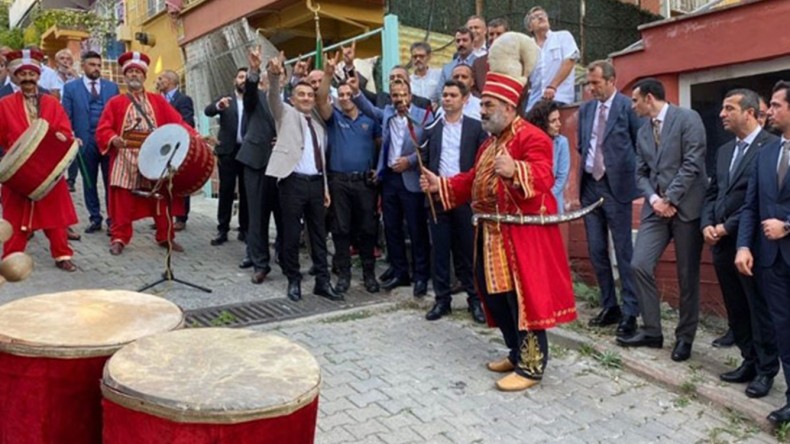MHP Toplantısında Polis Bozkurt İşareti Yaptı İddiası…