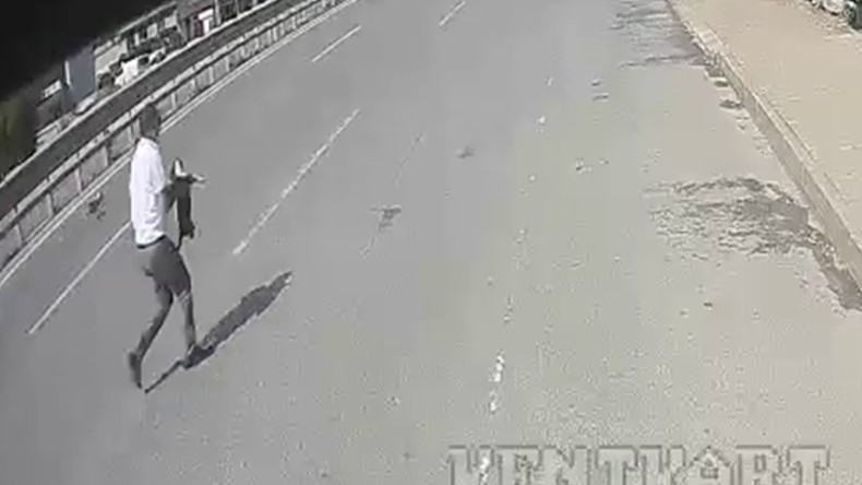 Şoför Yolda Yavru Köpeği Görünce Bakın Ne Yaptı