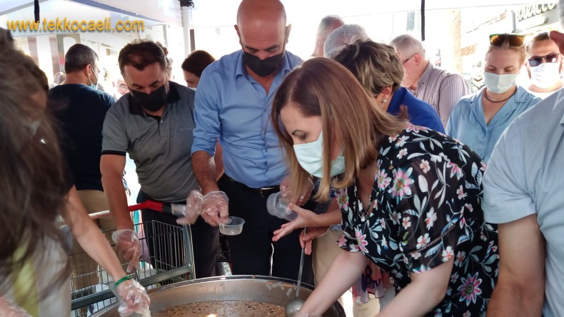 Başkan Hürriyet Vatandaşlara Aşure İkram Etti