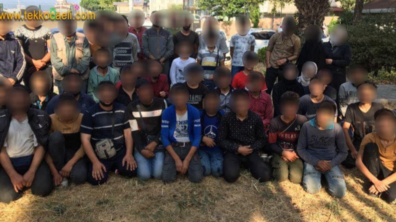 Durdurulan Minibüsten 50 Kaçak Göçmen Çıktı