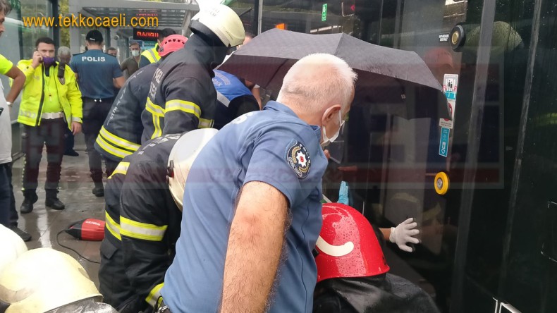Aniden Düşen Kadın Ayağını Tramvaya Kaptırdı