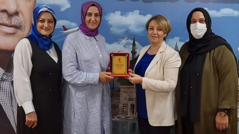 Ak Parti Kadın Kolları’nda Başarıya Plaket