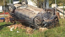 Otomobil Şarampole Yuvarlandı; Yaralı Var