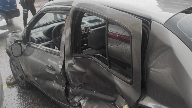 İzmit Kozluk’ta İki Araç Çarpıştı