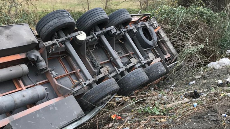 Kartepe Maşukiye’de TIR Devrildi
