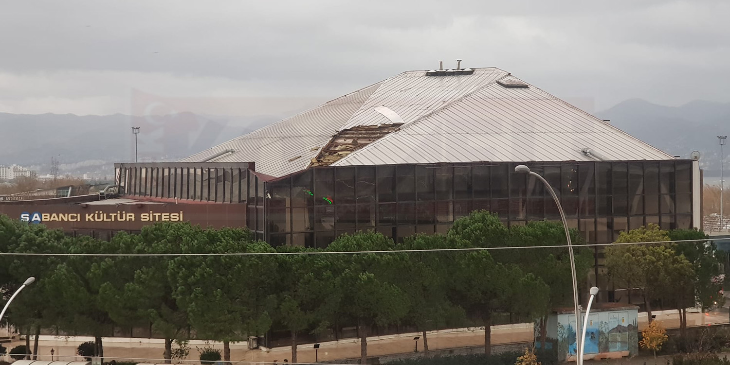 Lodos Sabancı Kültür Merkezi’nin Çatısını Kopardı