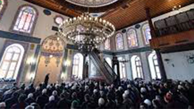 Camilerde Normal Saf Düzeniyle Namaz Kılınabilecek