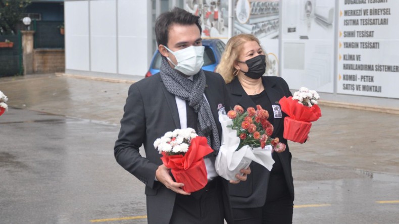 CHP’liler AKP İlçe Başkanlığı’nın Kapısına Çiçek Bıraktı