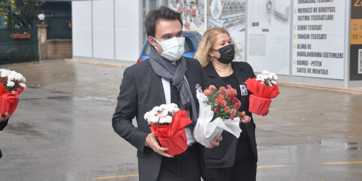 CHP’liler AKP İlçe Başkanlığı’nın Kapısına Çiçek Bıraktı
