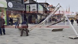 Lodos Yerle Bir Etti; Caminin Çatısı Çöktü