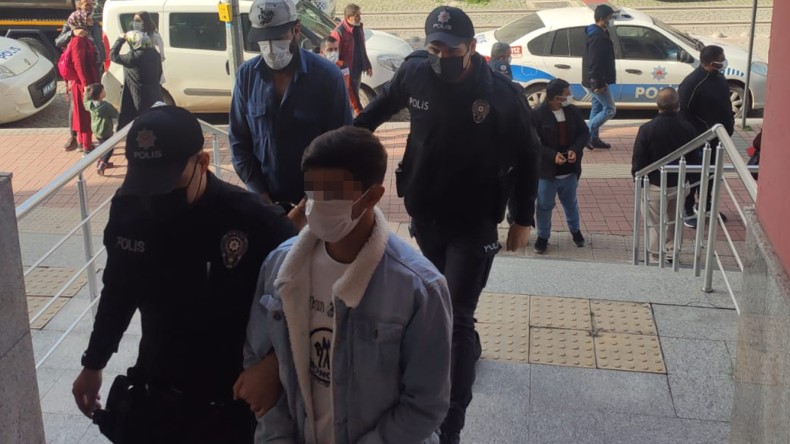 Cedit’te Yıkılan Binaların Demir Ferforjelerini Çaldılar