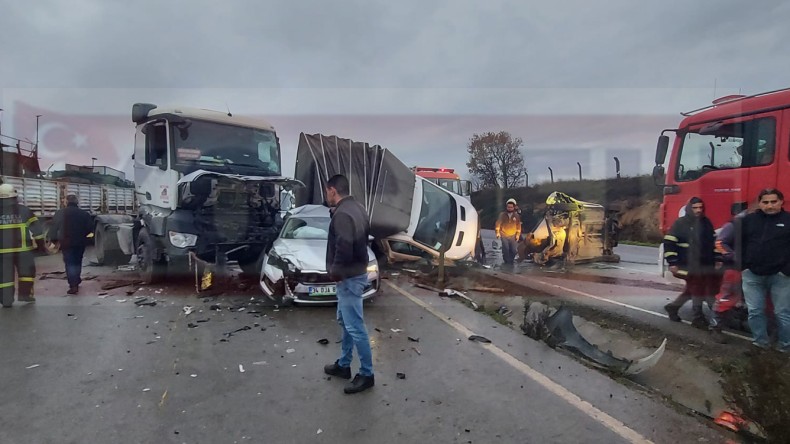 7 Araç Birbirine Girdi; Çok Sayıda Yaralı Var