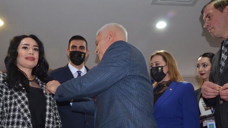 İYİ Parti’ye Karamürsel’de Katılım; Rozetleri Koray Aydın Taktı