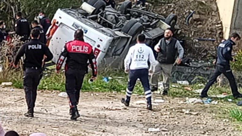 Öğrenci Servis Aracı Dereye Uçtu; Ölü ve Yaralılar Var