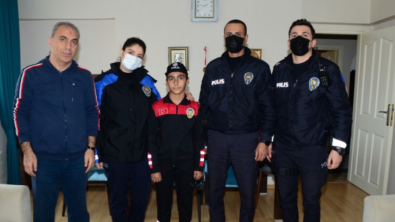 Polislere Olan Sevgisine Emniyet Kayıtsız Kalmadı