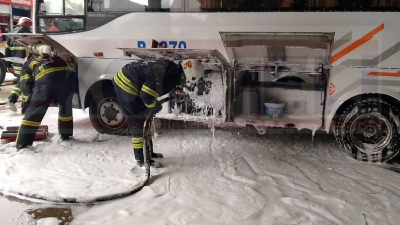 Servis Aracında Yangın; 1 Kişi Dumandan Etkilendi
