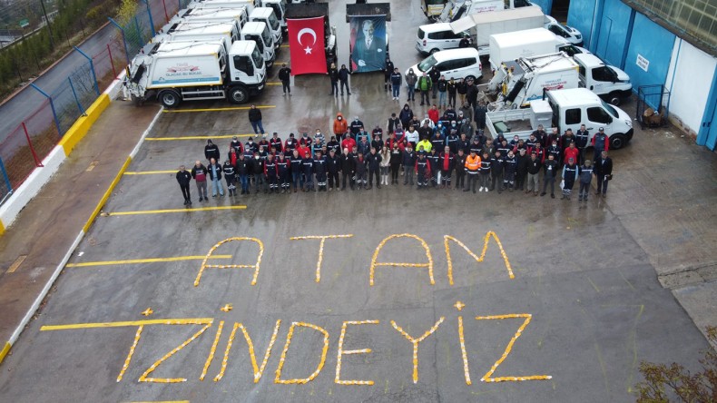 Temizlik İşçileri Eldivenleriyle Yazdı; ‘Atam İzindeyiz’