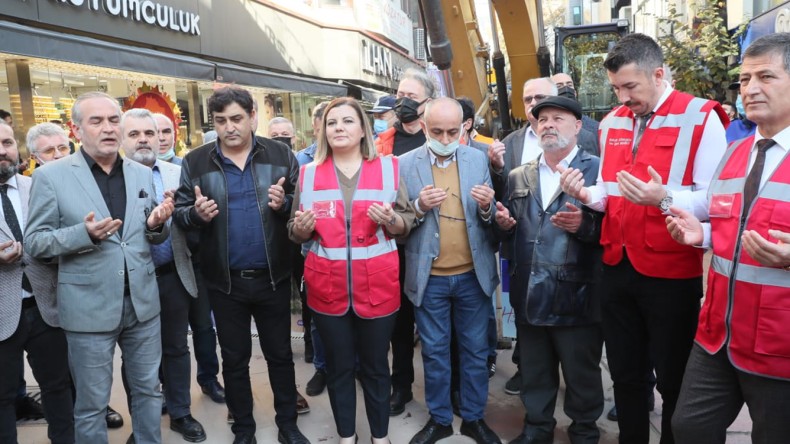 İzmit’te Tarihi Gün; 20 Yıl Sonra Dualarla İlk Kazma Vuruldu