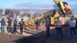 Başiskele’de Vinç Devrildi; Yaralı Var